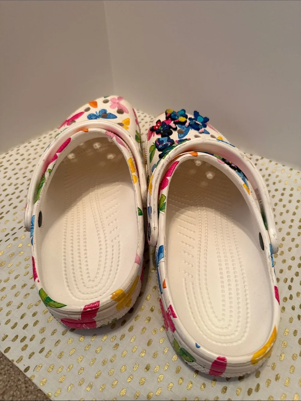 Crocs Classic Clog - Butterfly design (Jibbitz included)